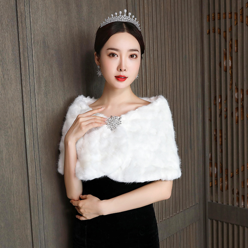 Short winter bride's veil