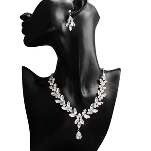 Moda Geométrico Diamante De Imitación Embutido Diamantes De Imitación Mujeres Aretes Collar 1 Juego display picture 7