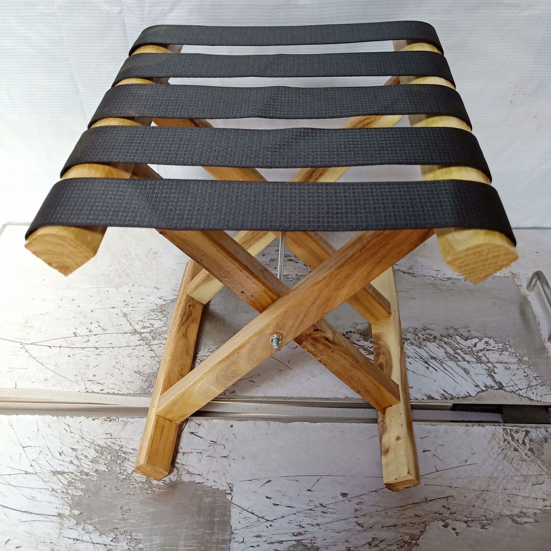 油漆黑带马扎批发 户外休闲折叠凳 家庭实木小凳子 加工制作