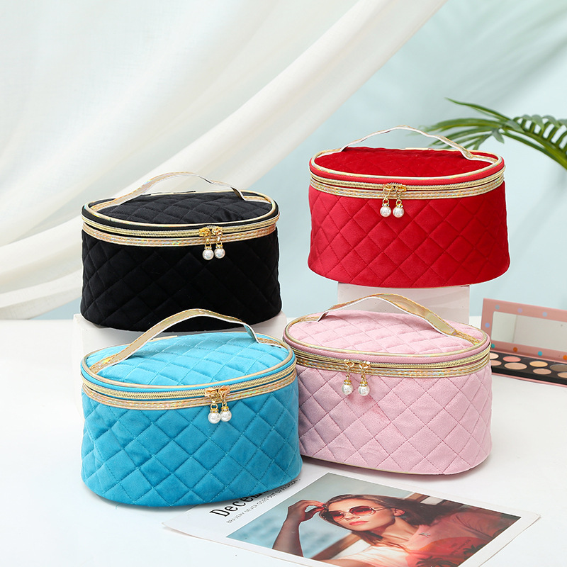 Women's Medium All Seasons Gold Velvet Stitching Lingge Vintage Style Oval Zipper Cosmetic Bag display picture 1