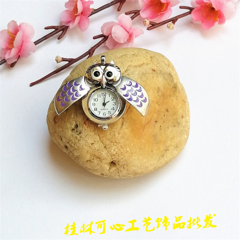 흰색 바탕에 보라색