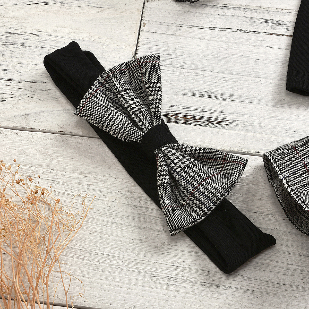 Conjunto de saia com suspensórios e xadrez para bebé_voghion.com