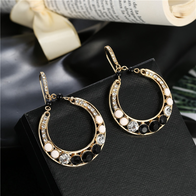 Européen Et Américain Rétro Tendance Diamant Ovale Géométrique Goutte D'eau Boucles D'oreilles Boucle D'oreille Accessoires Simple Personnalité De La Mode Féminine Accessoires display picture 4