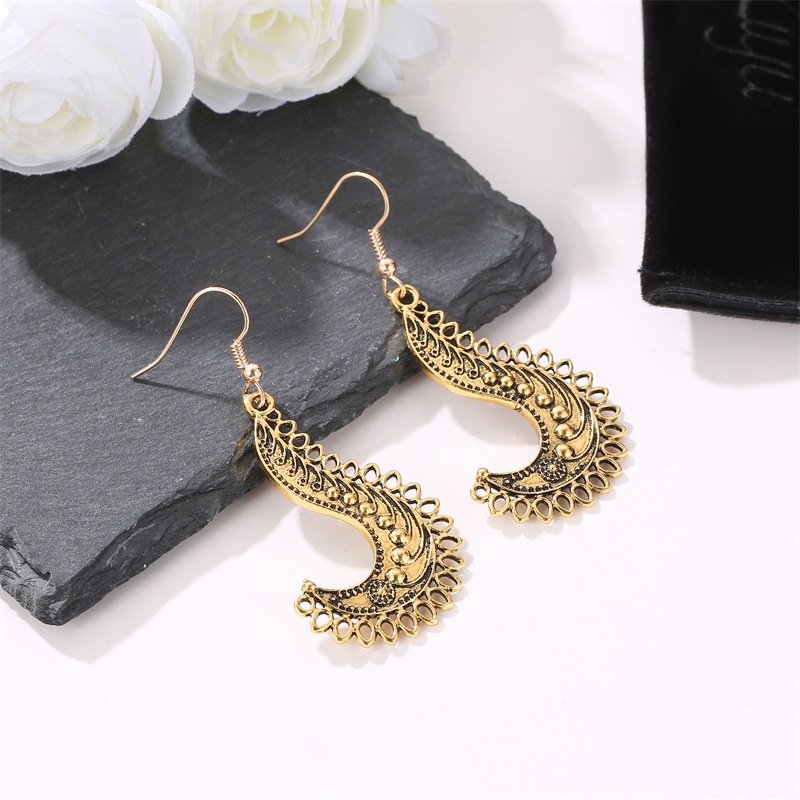 Vintage Style Hollow Hook Pendant Alloy Women's Earrings display picture 4