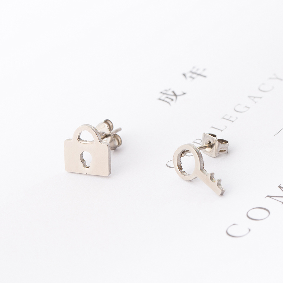 Simple Lock Key Asymmetrical Alloy Earrings display picture 7