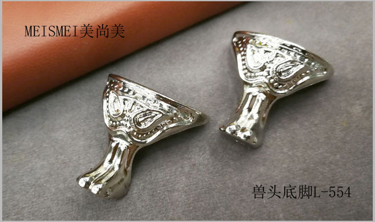 Animal head and feet L-554-1