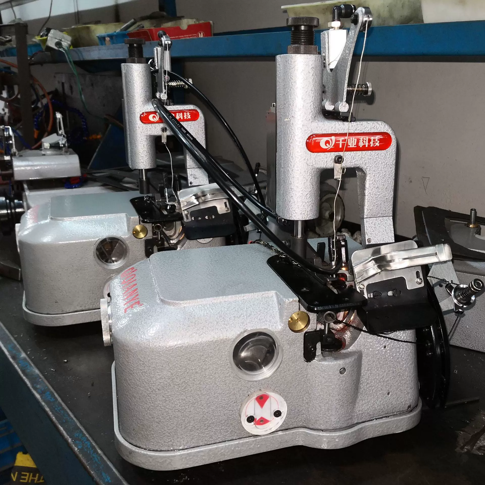 汽车脚垫包边机 地毯2502包边机 可以轻松转弯的汽车地垫拷边机