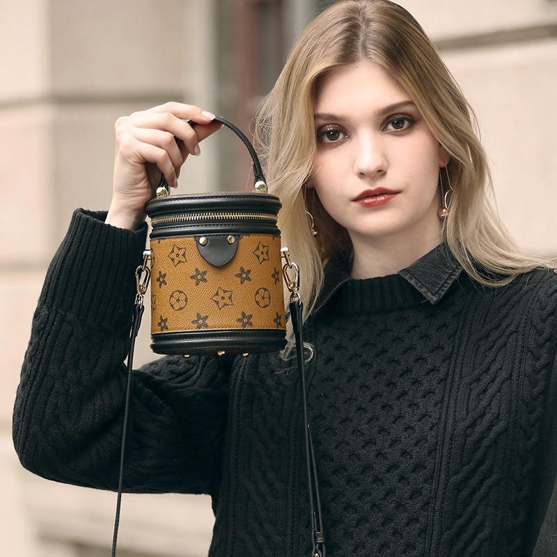 批发小众包包女新款斜挎包时尚圆筒手提包印花复古小圆包潮流女包