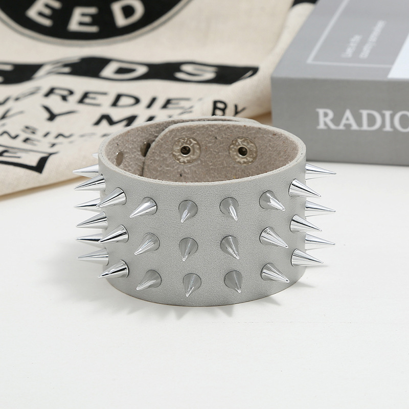 Ventes Directes D'usine Exagérée Hommes En Cuir De Bracelet Européen Et Américain Punk Non-mainstream Trois-rangée De Sharp Cone Rivet Bracelet Bijoux display picture 7