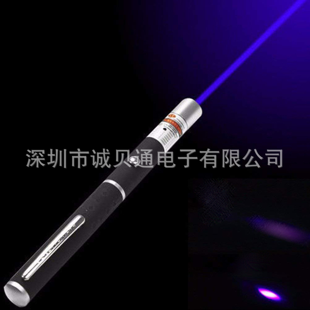 現物7号電池5mwレーザー懐中電灯は犬の赤い光の緑の青い紫の光の3色のペンを笑わせます。