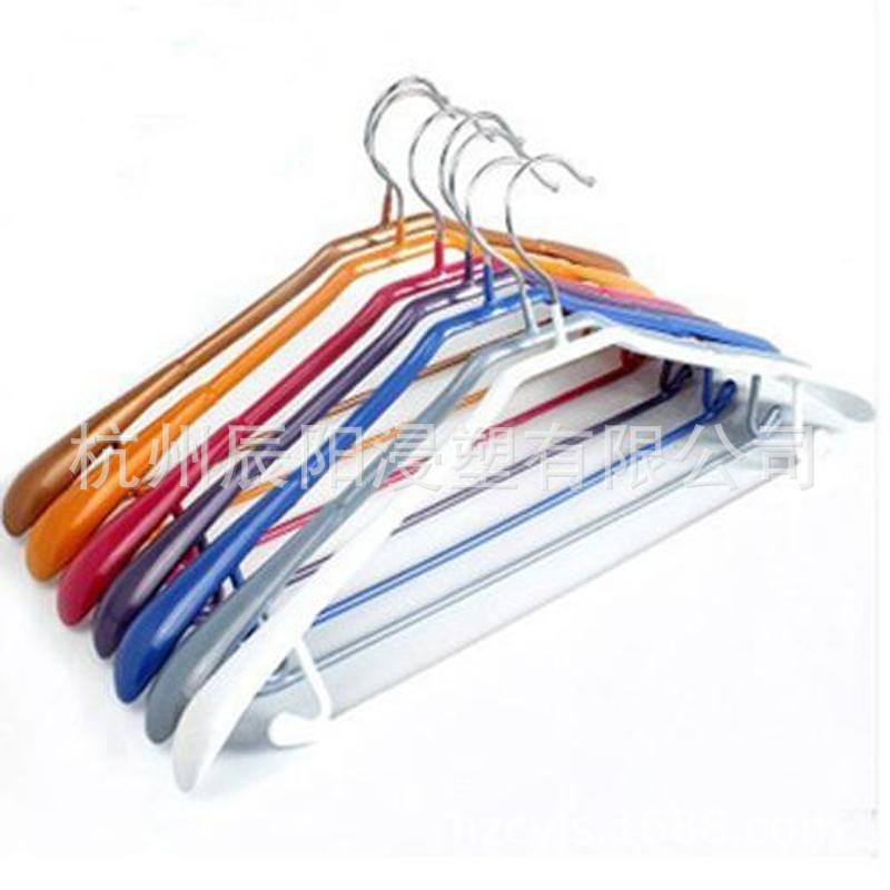 公司生产各类高档、艳丽、高光亮、防滑衣架。