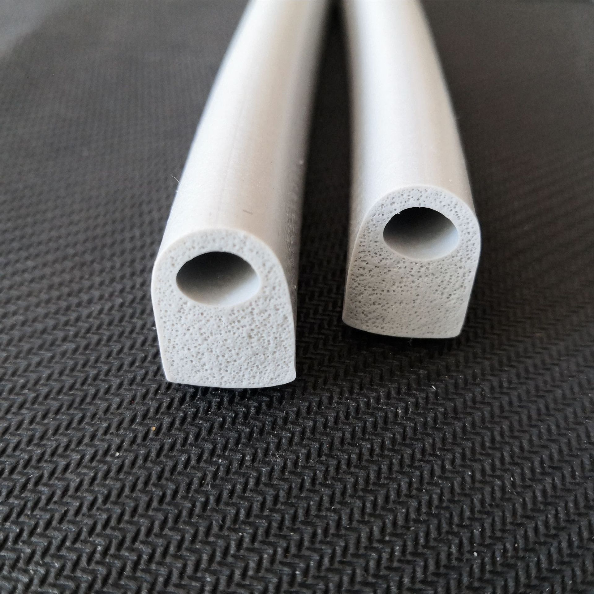 东莞厂家定制耐高温硅胶发泡条 可防水抗撕裂硅橡胶发泡密封条