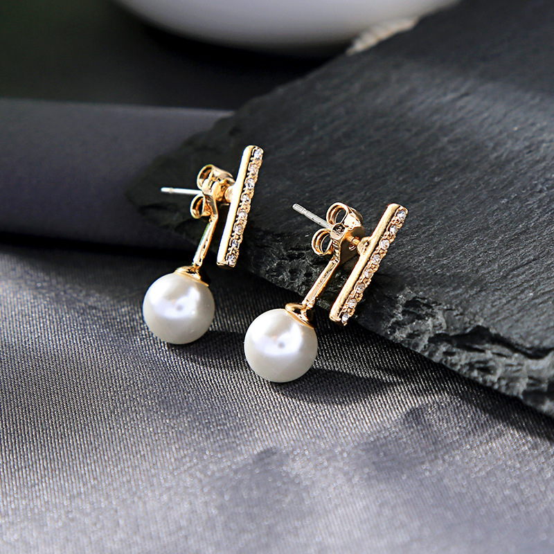 New Simple Earrings Fashion Small Geometric Letter Earrings Wild Pearl Earrings display picture 6