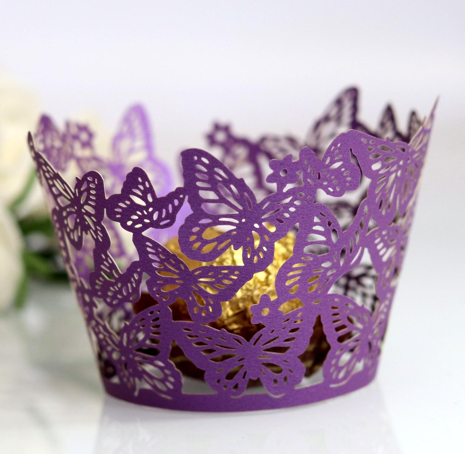 Amazon láser hueco mariposa taza de papel reflectante de oro pastel borde taza pastel hornear encaje en stock