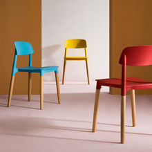 北欧实木腿塑料餐椅现代简约成人靠背椅蓝色红色绿色家用休闲椅子