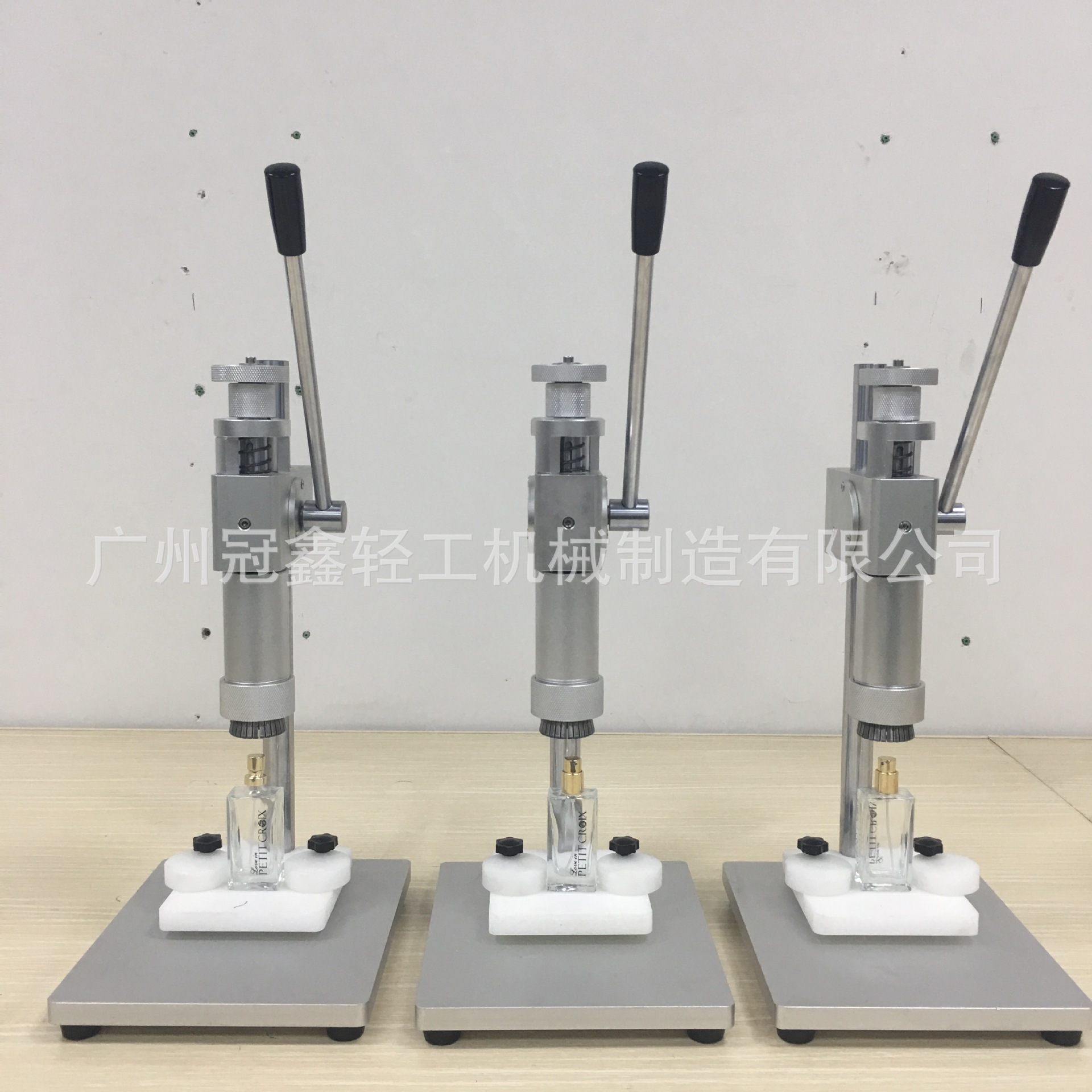 手动香水抓口机 小型香水抓盖机 手压香水瓶封盖机 手动轧口机