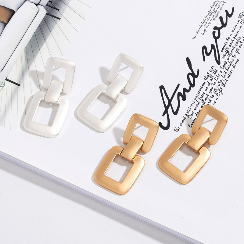 Korea's Fashion Niche Simple Retro Geometric Exaggerated Alloy Earrings For Women display picture 2