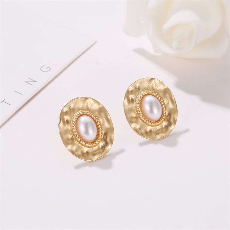 Female Temperament Round Twist Pearl Earrings Earrings Earrings Wholesale display picture 2