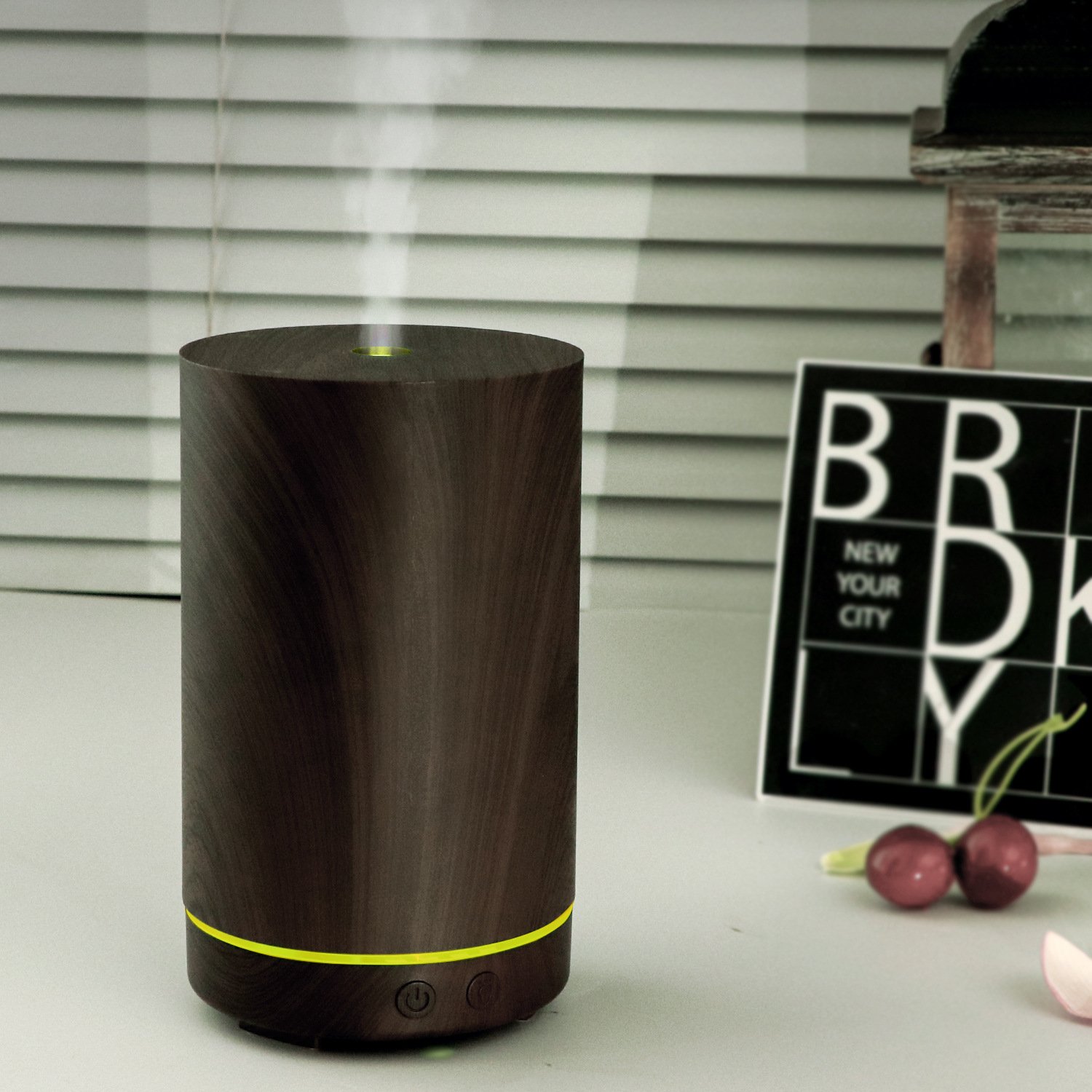 深色木纹圆柱加湿器