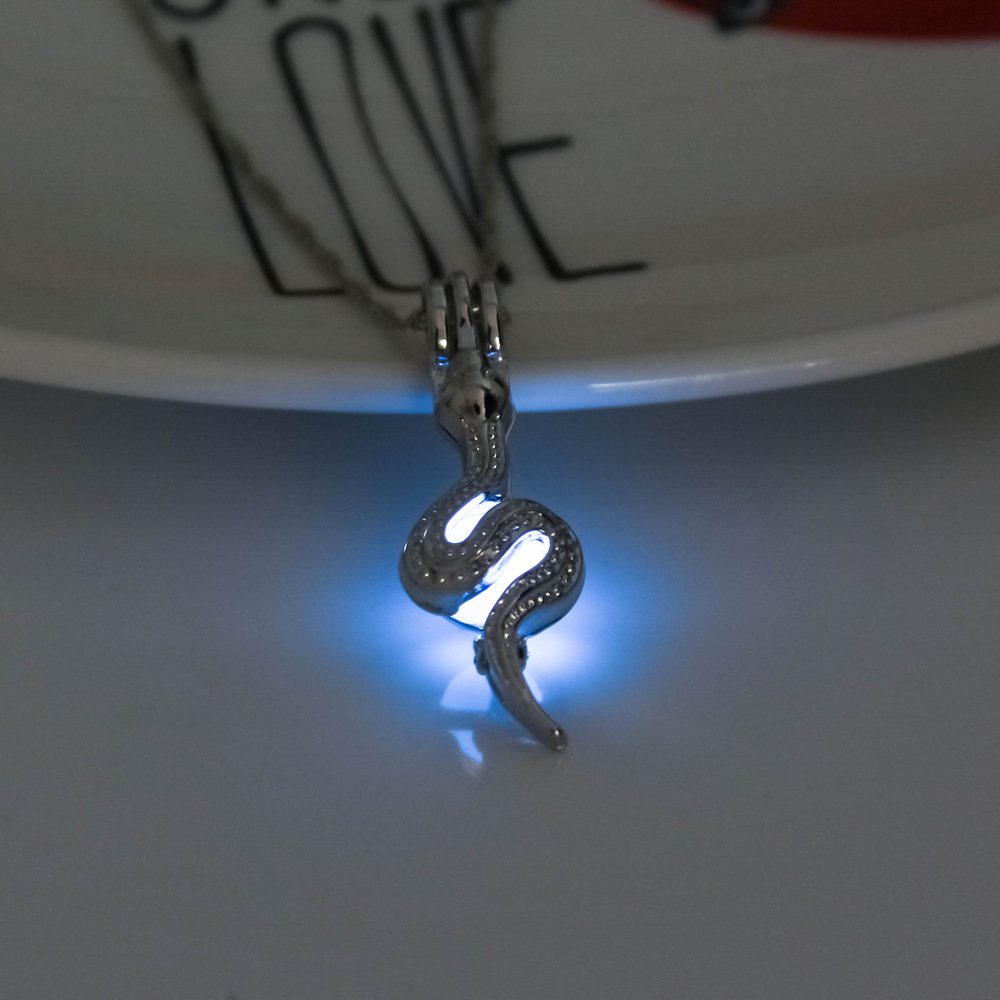 Snake Luminous Pendant Necklace Dark Night Glowing Women's Necklace display picture 4