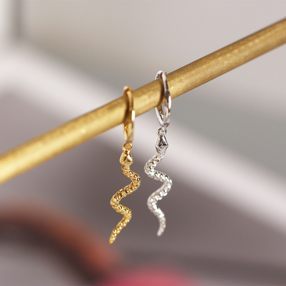 Retro S925 Sterling Silver Snake-shaped Earrings Wholesale Nihaojewelry display picture 3