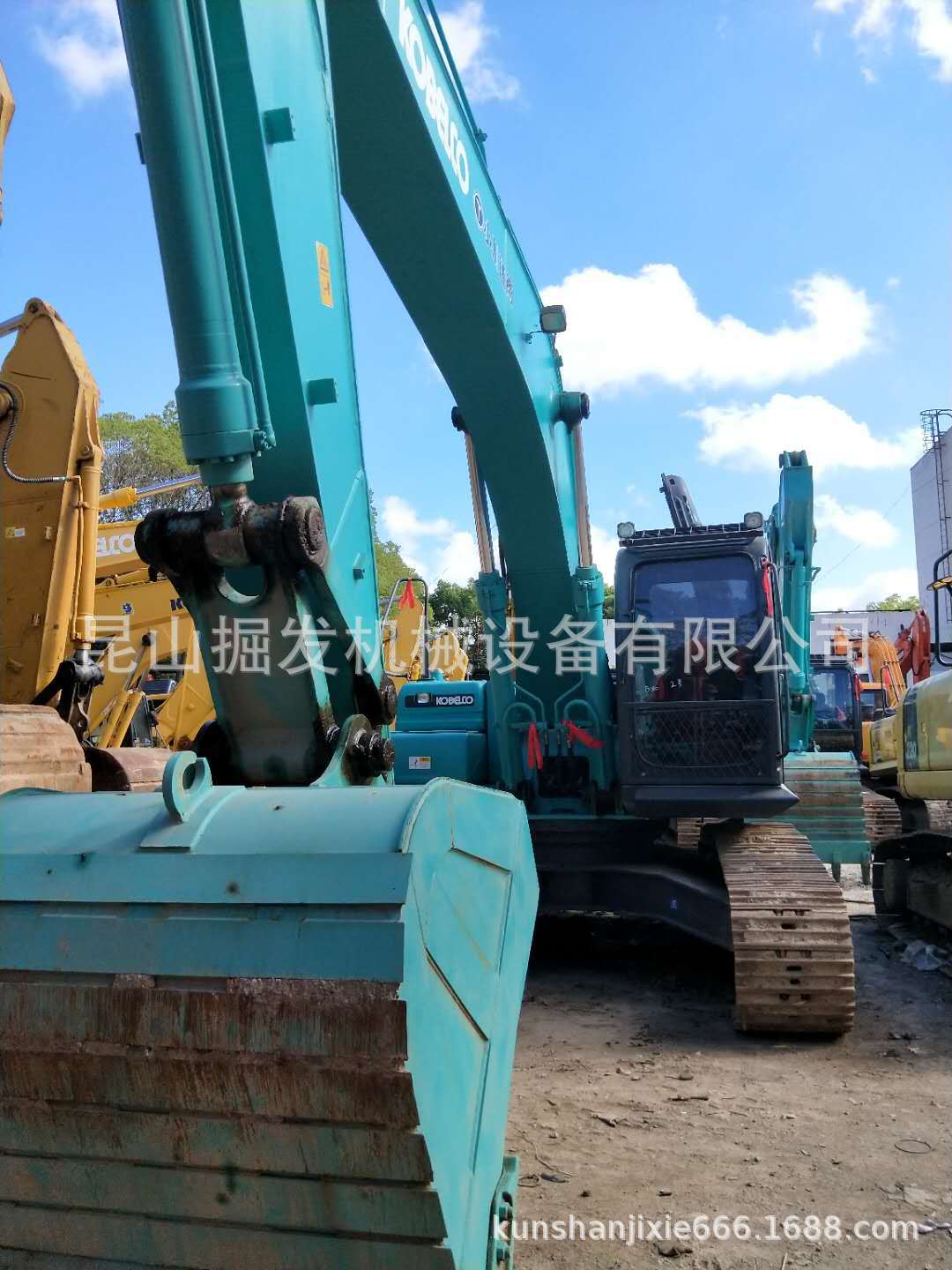 二手神钢SK260挖掘机