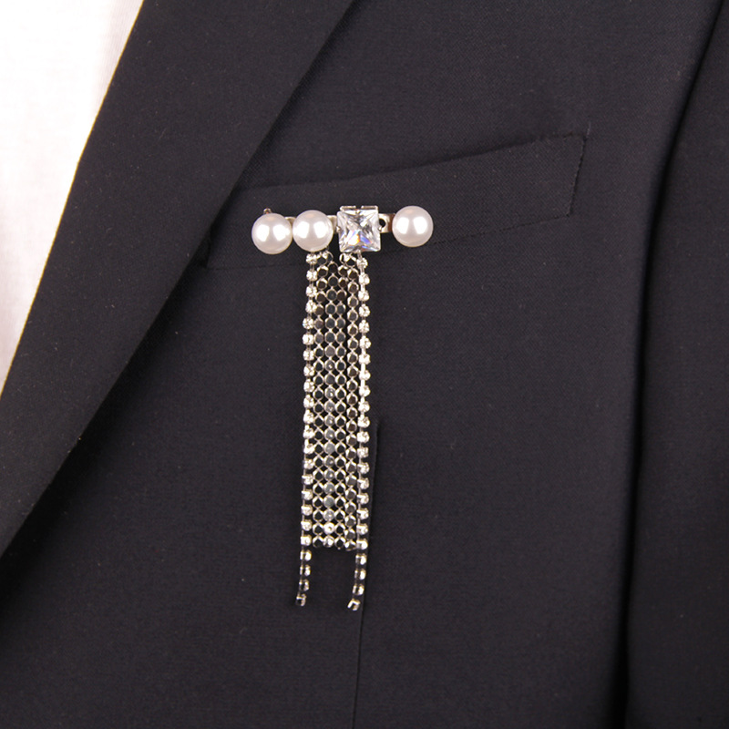 Fashion High-grade Metal Studded Tassel Pearl Brooch display picture 1