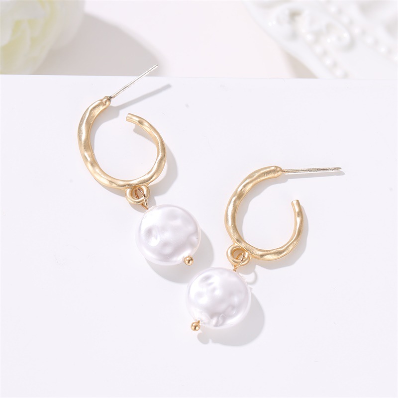 Vente Chaude En Europe Et En Amérique Personnalisé Lettre U En Forme De Boucles D'oreilles D'or Asiatique En Métal Stud Boucles D'oreilles Femmes Baroque Perle Ronde Boucles D'oreilles display picture 5