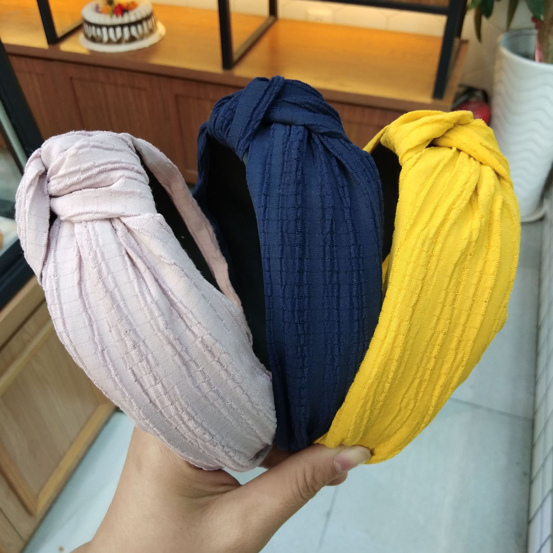 Korean Fashion Wide-brimmed Pleated Knot Headband High-end Solid Color Fabric Pressure Hairpin Explosion Headband Ladies Wholesale Nihaojewelry display picture 1