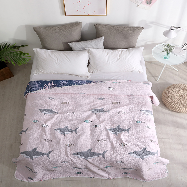 廠家直銷(xiāo)水洗床蓋雙面純棉斜紋歐式印花簡(jiǎn)約絎縫被夾棉床單空調(diào)被