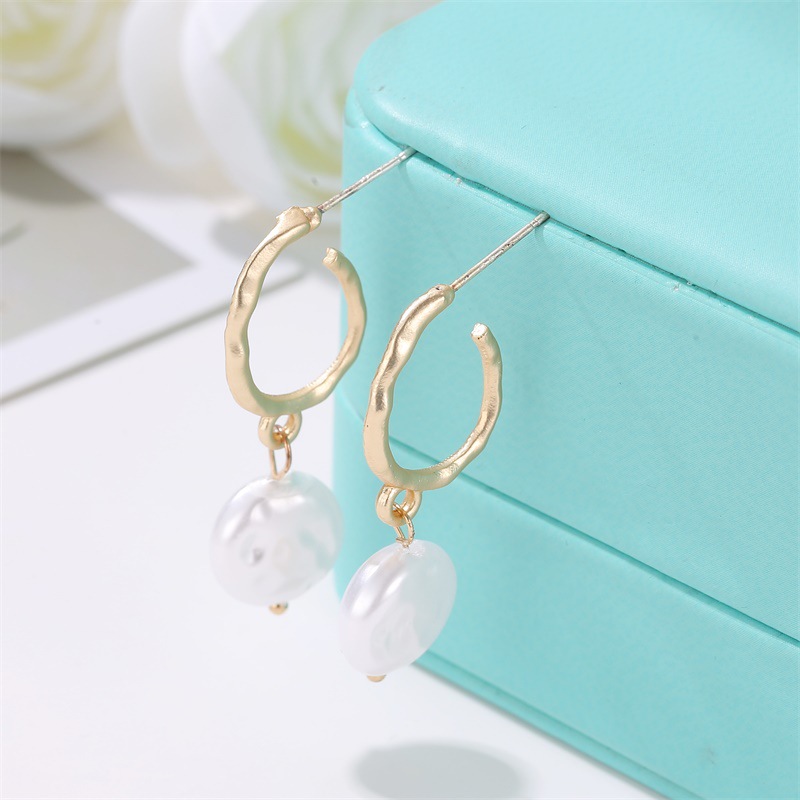 Letter U Stud Earrings Gold Metal Studs Women Baroque Round Pearl Earrings display picture 4