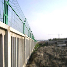 混凝土柵欄加高網熱鍍鋅鐵路護欄網高鐵防護柵欄加高網片防護柵欄