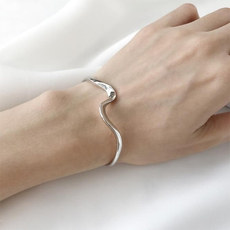 European and American Fashion Alloy Women's Simple Twisted Open Bracelet Cuff Bracelet Women's Gift Manufacturer Sales