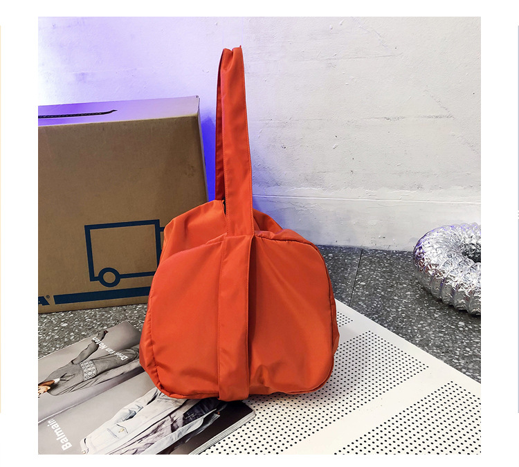 Women's Medium Nylon Canvas Solid Color Basic Zipper Shoulder Bag display picture 21