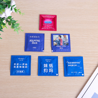 厂家批发一次性单片广告湿纸巾定制 酒店餐厅创意套套湿巾定做