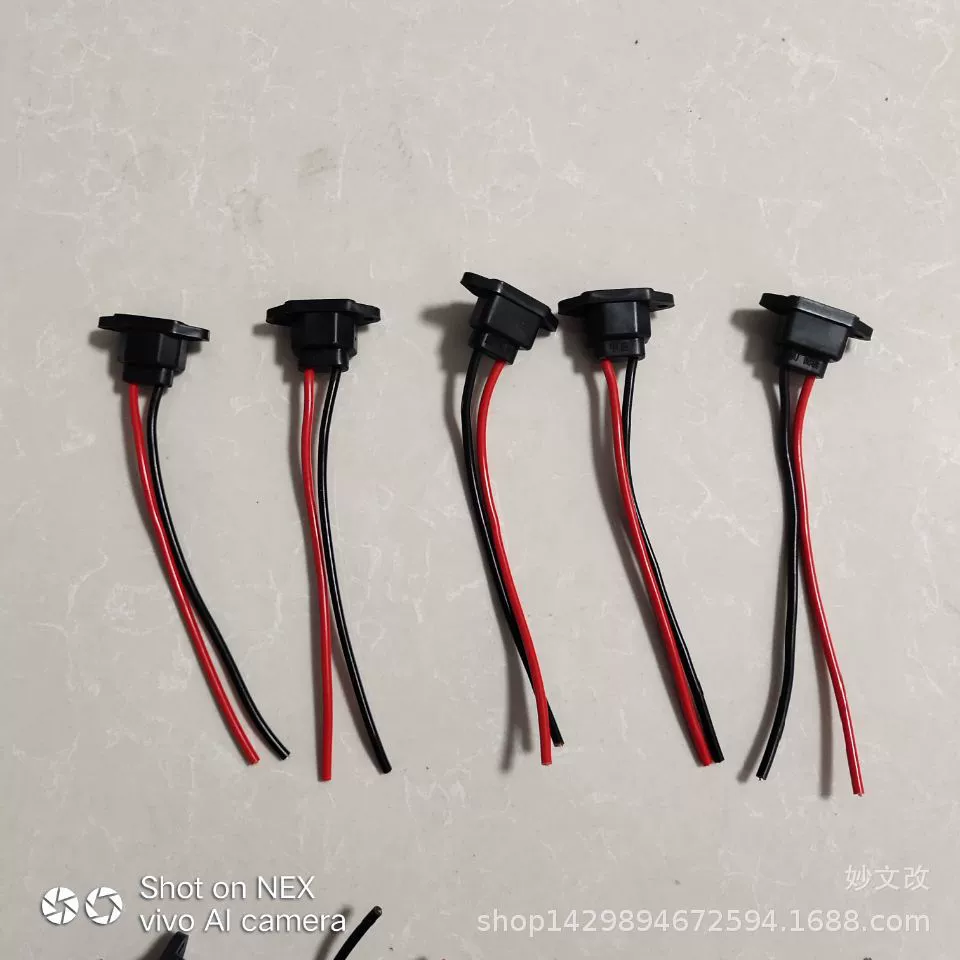 Производители поставляют отверстие для зарядки электромобилей с проволочным литьем под давлением, встроенным сиденьем с квадратным отверстием и проводной вилкой для зарядки электромобилей