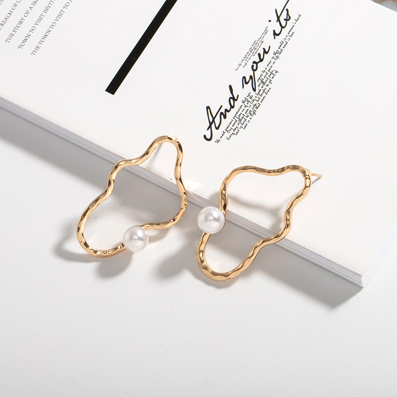 Simple Metal Irregular Pearl Earrings display picture 5