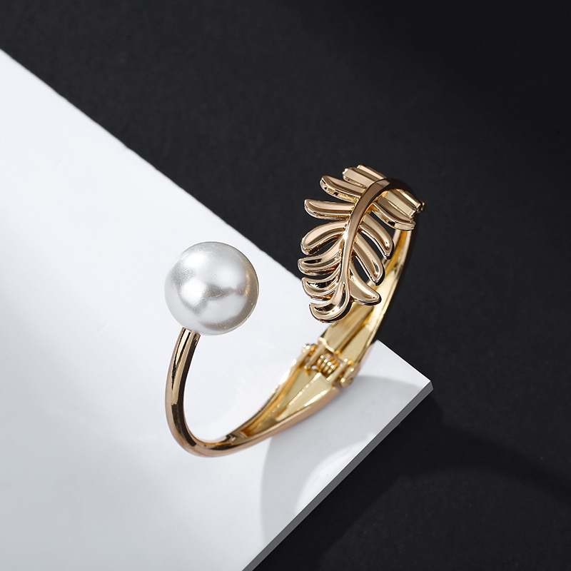 Fashion Elegant Gold Leaf Pearl Bracelet display picture 6