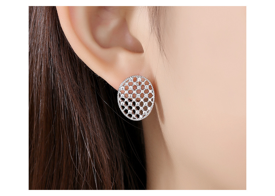 Retro Hollow Copper Inlaid Zirconium Stud Earrings display picture 3