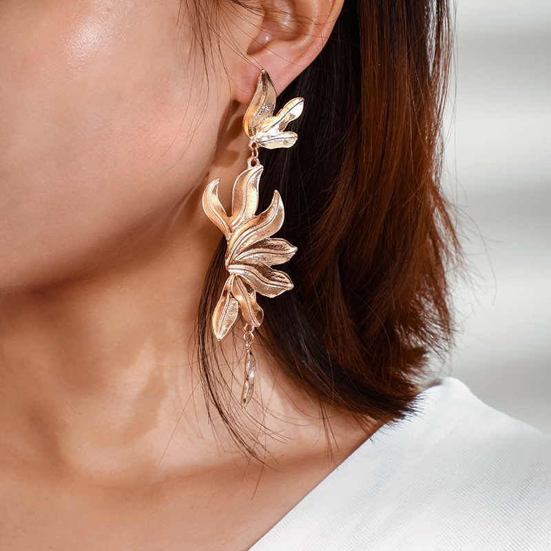 Bohemian Exaggerated Irregular Flower And Leaf Long Earrings display picture 2