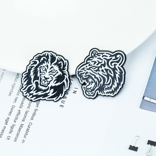New creative exaggerated black and white tiger and lion brooch Men's domineering suit clothing alloy dripping oil corsage
