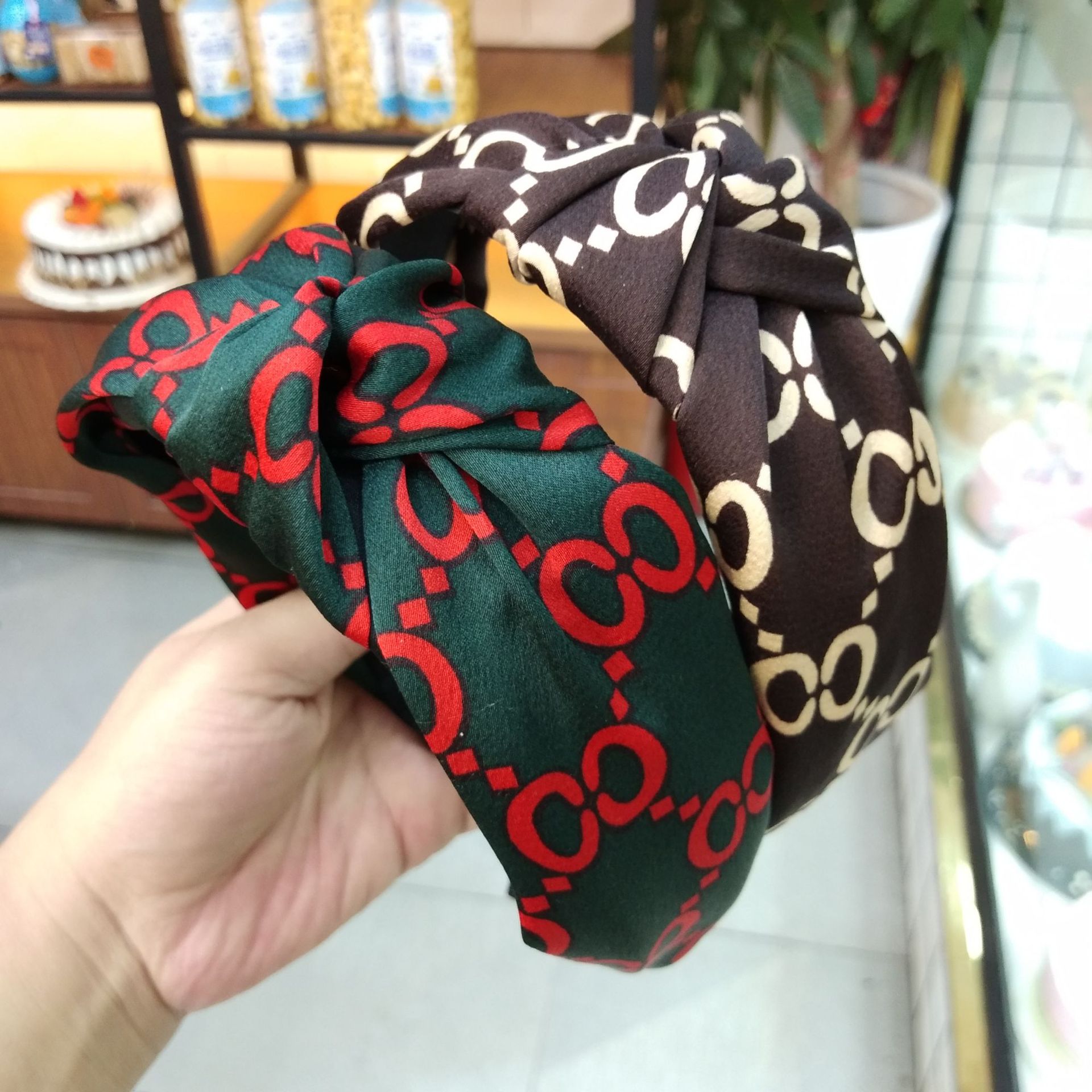 Korean Wide-brimmed Alphabet Printing Knotted Headband High-end Fabric Simple Hairpin Fashion Pressure Hair Head Cave Hair Hoop Ladies Wholesale Nihaojewelry display picture 2