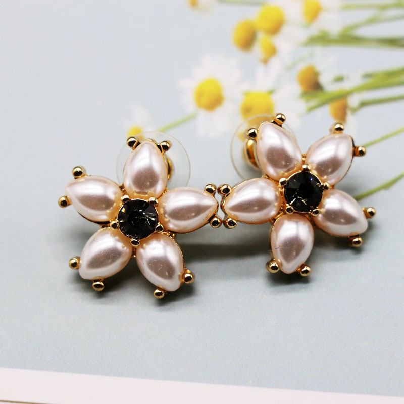 Hersteller Liefern Japanische Und Koreanische Süße Blumen Förmige Perlen Diamanten Silberne Nadel Ohrringe Ohr Clips All-match Kleine Blumen Ohrringe display picture 3