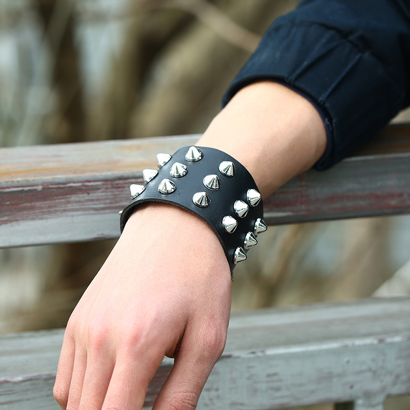 Exaggerated menu0027s imitation leather bracelet punk non-mainstream three-row spiked rivet bracelet