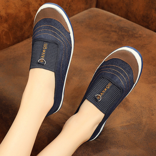 Women's shoes 2024 spring new style flat-soled fashionable casual slip-on shoes for middle-aged and elderly people non-slip soft soles
