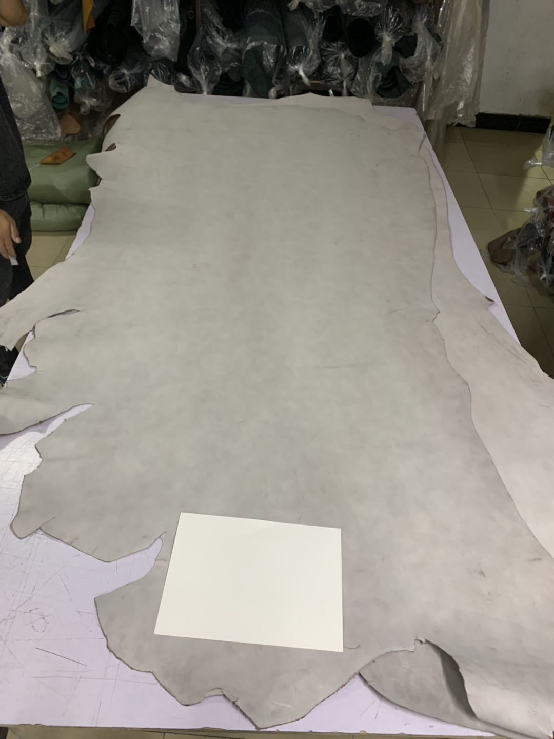 头层深咖色半植鞣白雾蜡牛皮，厚约2.0，张约25尺，长期现货供应