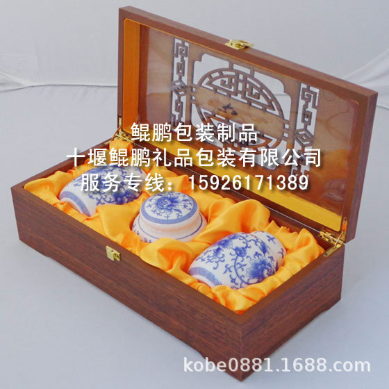 湖北青花瓷茶叶罐喷漆盒,高档镂空雕花茶叶礼品盒,陶瓷茶叶罐木盒
