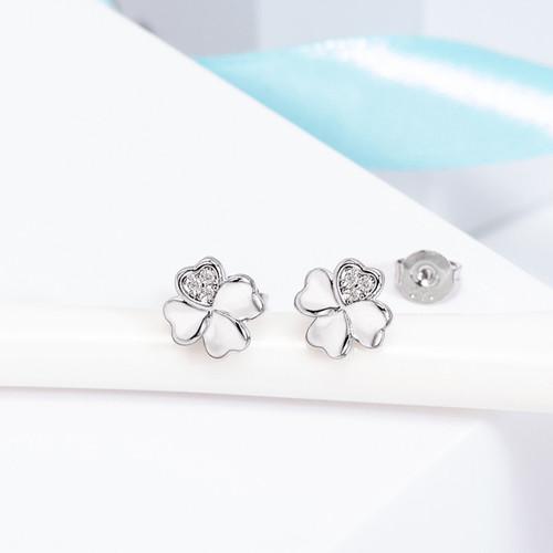 Korean version of rose gold four-leaf clover earrings for female students, celebrity earrings, diamond-set four-leaf clover earrings, simple jewelry