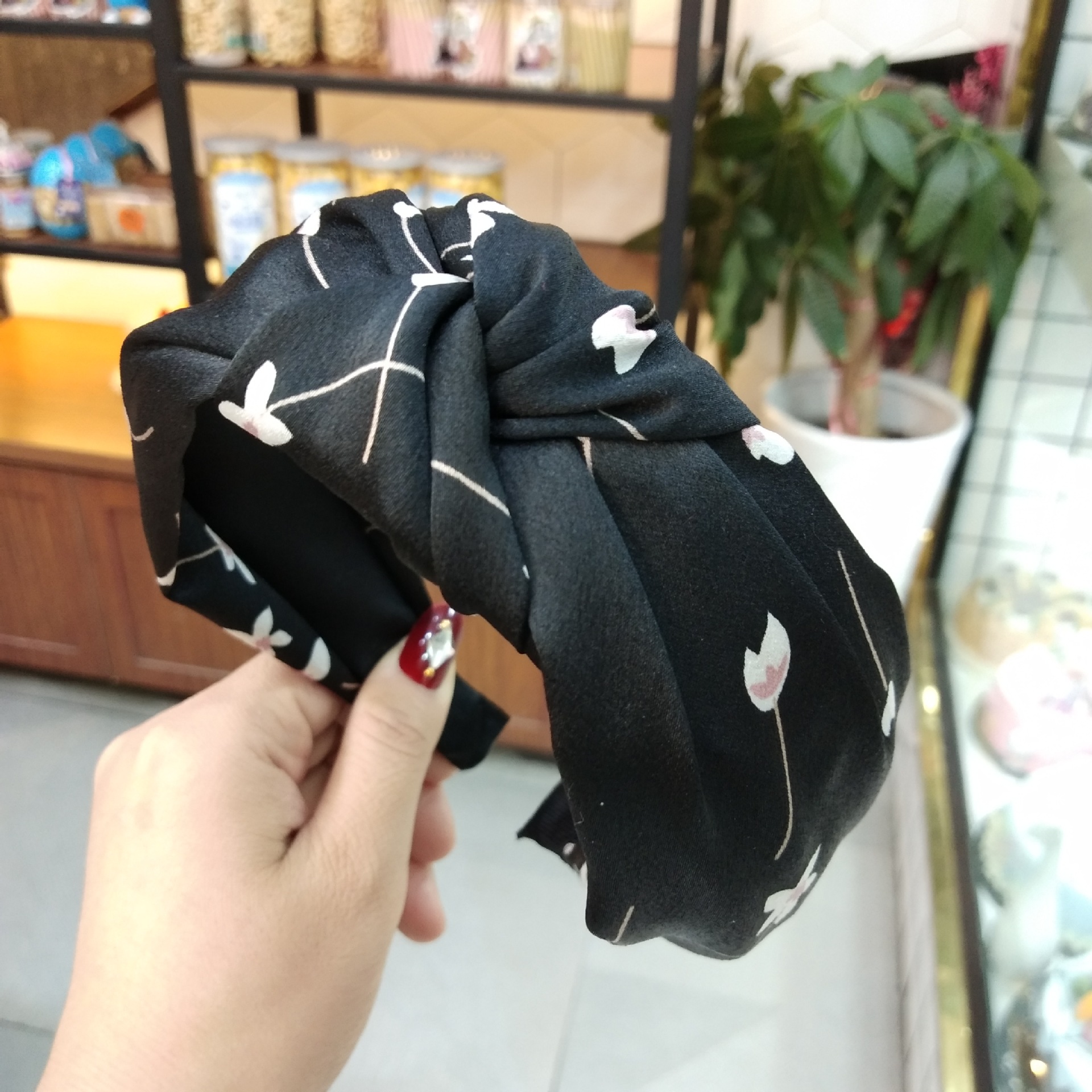 Korean Wide-brimmed Small Fresh Printing Knotted Headband High-end Fabric Pressure Hair Head Hole New Headband Wholesale Nihaojewelry display picture 4