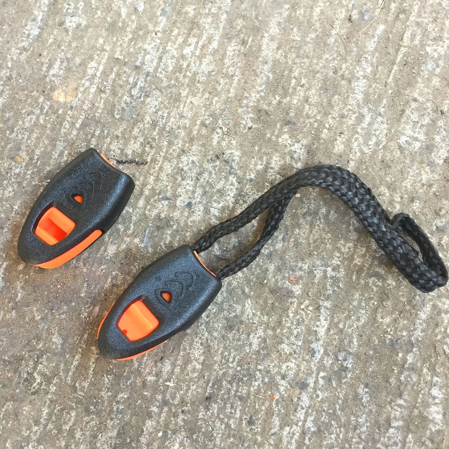 Silbato de supervivencia tire clip de cola clip de cuerda silbato independiente de alta puntuación Shell de plástico tire cola hebilla silbato cola clip de cuerda hebilla